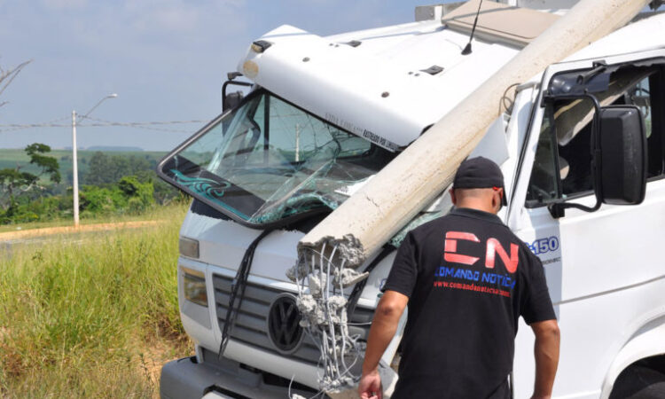 Caminhão poste reginaldo comando notíci a cópia