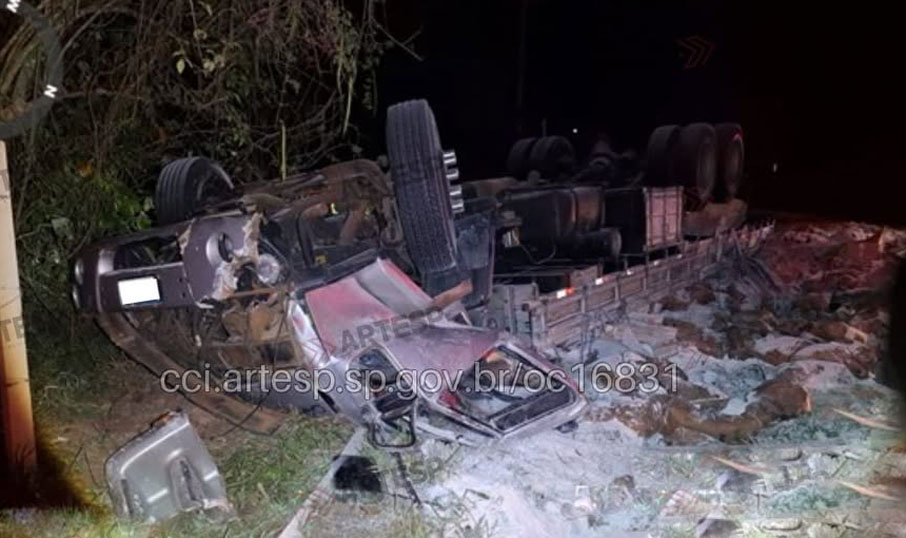 Caminhão com drogas tomba em são roque cópia