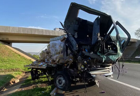 Caminhão de medicamento bate em carreta limeira eptv cópia