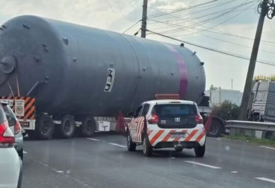 Carreta com carga enorme monte mor