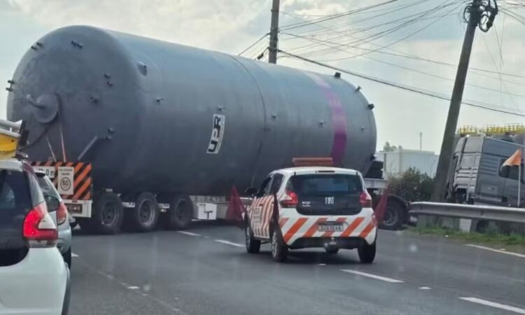 Carreta com carga enorme monte mor