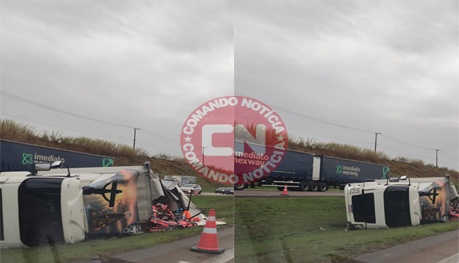 Carreta tomba em itu e fere 4