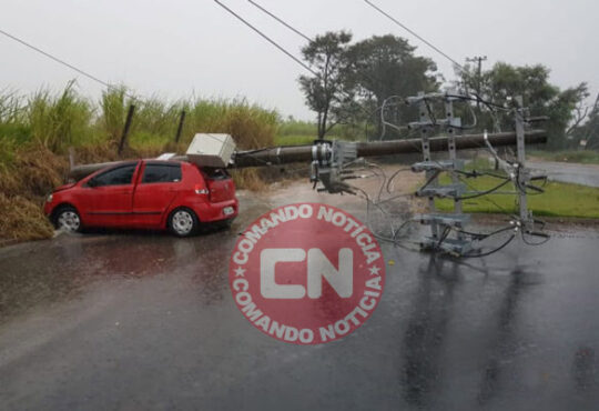 Carro derruba poste manoel ruz peres