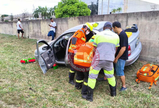 Corsa bate em mureta sp 75 1