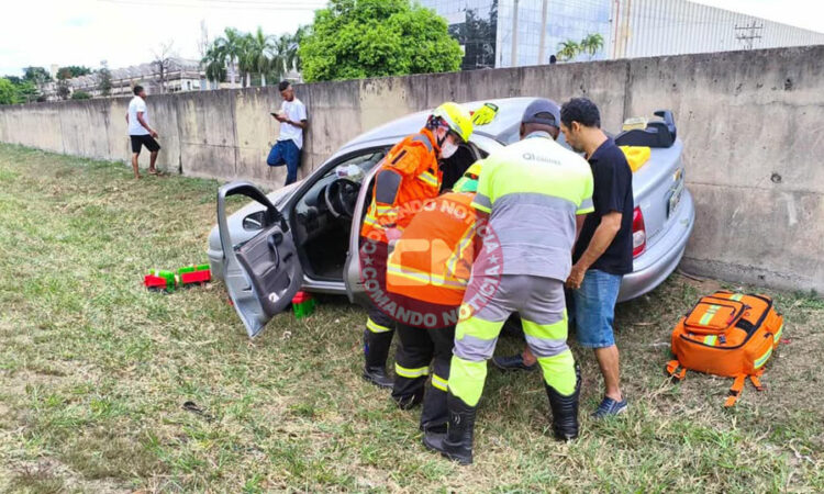 Corsa bate em mureta sp 75 1