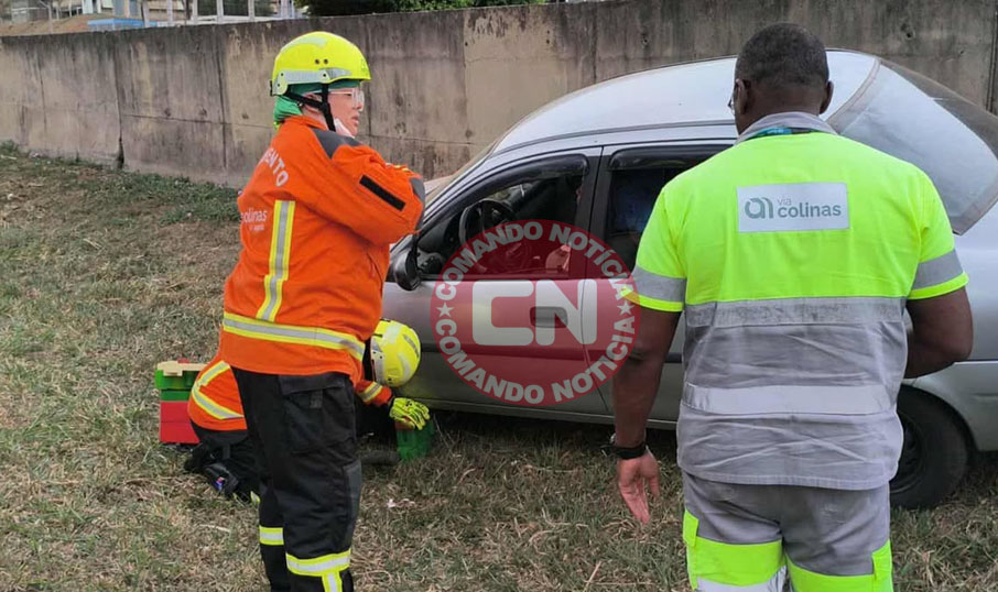 Corsa bate em mureta sp 75