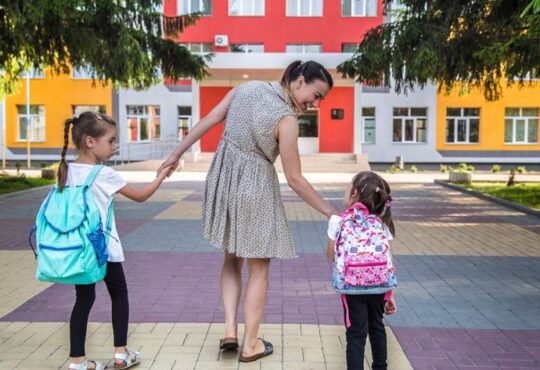 Ir a escola alunos freepik