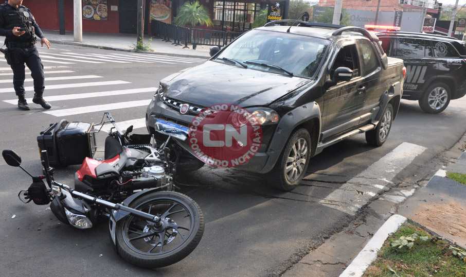 Picape colide traseira moto