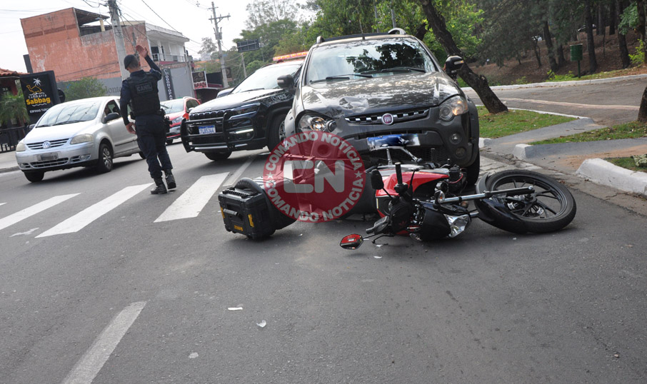 Picape colide traseira moto 1