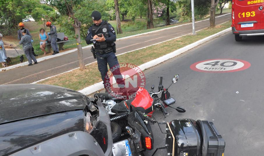 Picape colide traseira moto 2