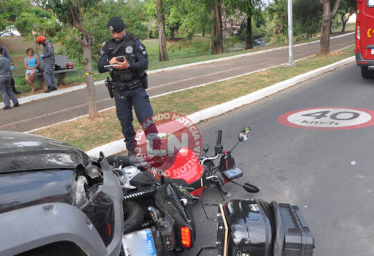 Picape colide traseira moto 3