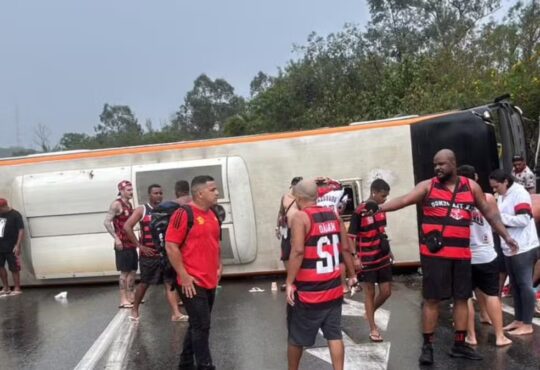 ônibus com torcedores do flamengo tomba na dutra