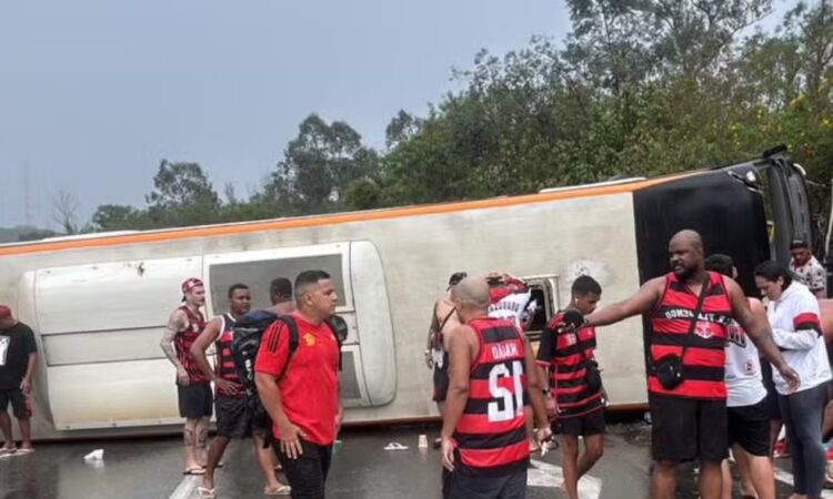 ônibus com torcedores do flamengo tomba na dutra