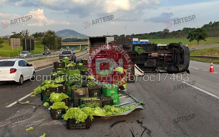 Caminhão de verduras tomba na castelo cópia