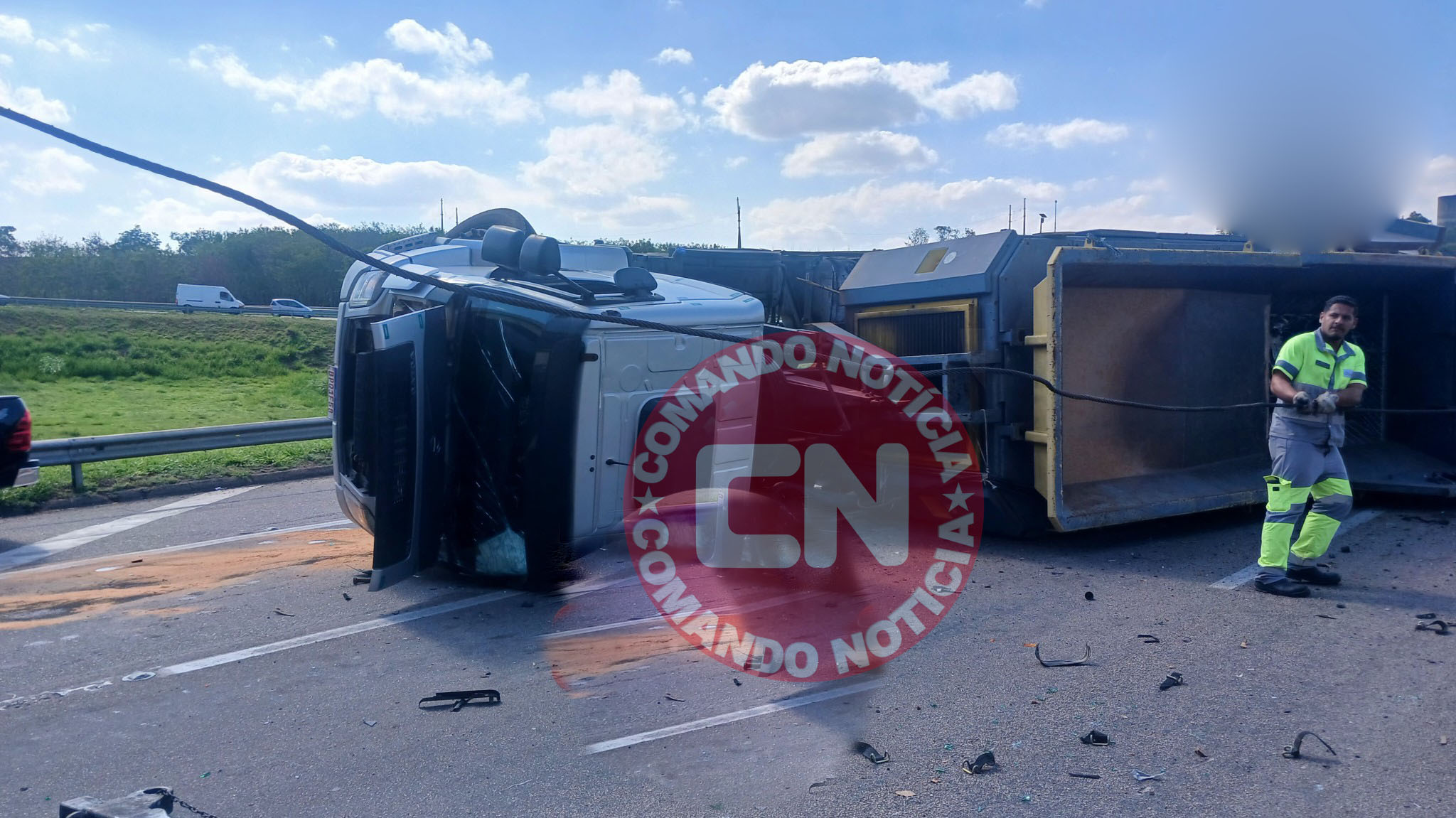 Caminhão tomba km 32