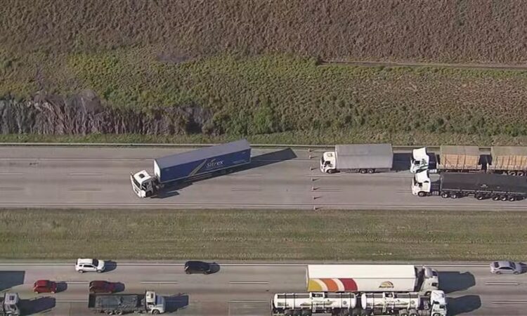 Carreta atravessada rodoanel globo