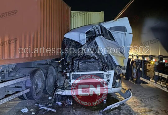 Carreta bate em outra em rodovia de campinas