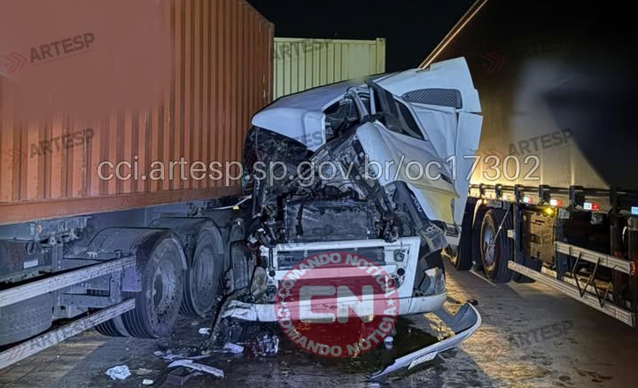 Carreta bate em outra em rodovia de campinas