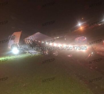 Carreta com açucar tomba em itu