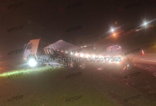 Carreta com açucar tomba em itu