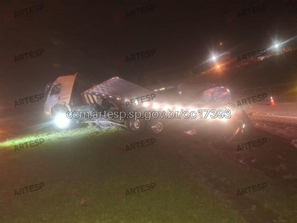 Carreta com açucar tomba em itu