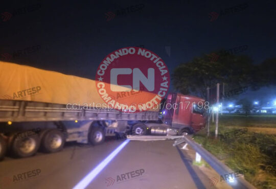 Carreta estoura pneu e bate em defensa cópia