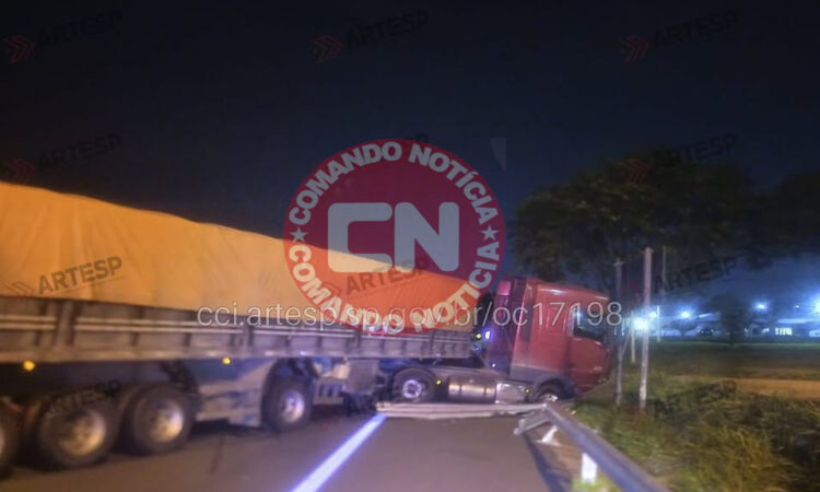 Carreta estoura pneu e bate em defensa cópia