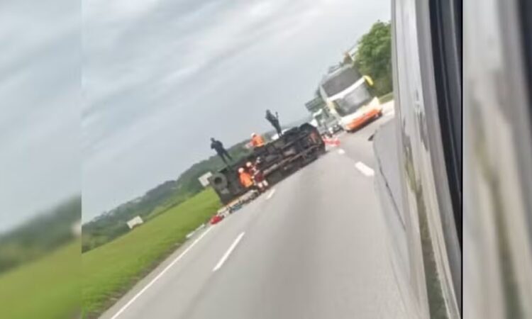 Carro forte capotado