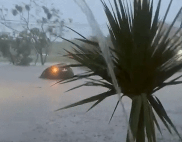 Carro arastado em hortolandia pela chuva