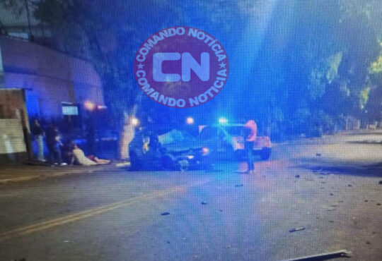 Carro bate em arvore na almirante tamandaré