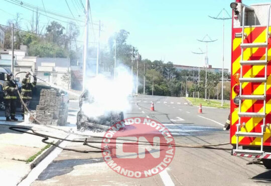 Carro pega fogo sabias cópia