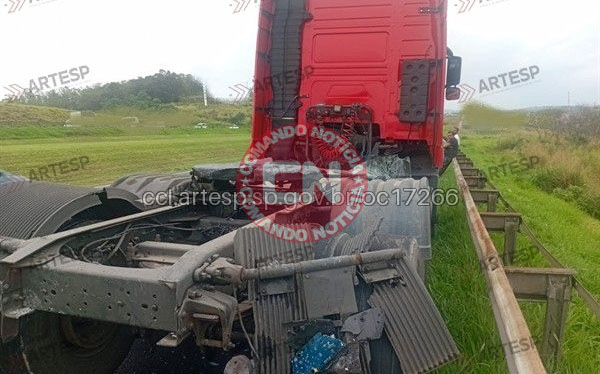 Cavalo mecanico colisão kombi bandeirantes cópia