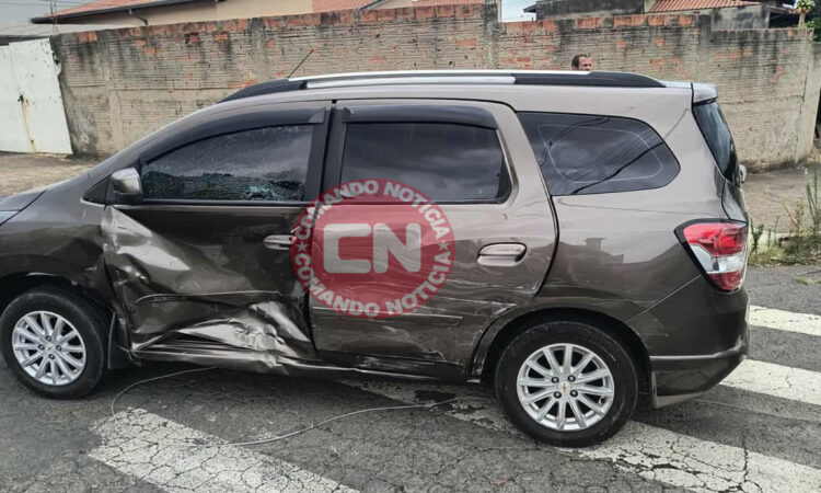 Colisão dois carros no jardim regina 1