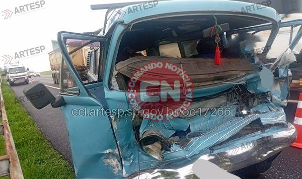 Kombi colide em carreta bandeirantes cópia