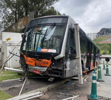 Onibus perde freio e atinge carros sp