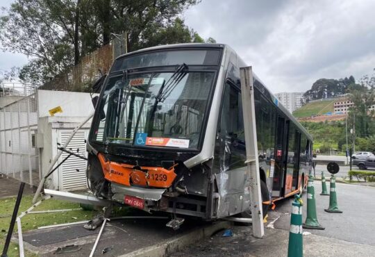 Onibus perde freio e atinge carros sp