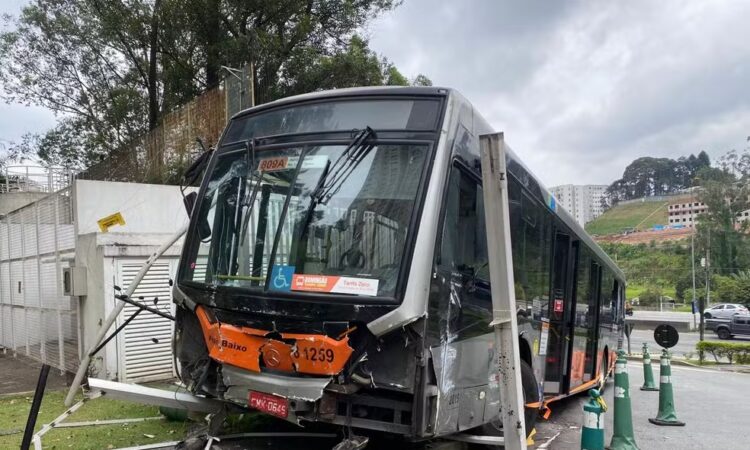 Onibus perde freio e atinge carros sp