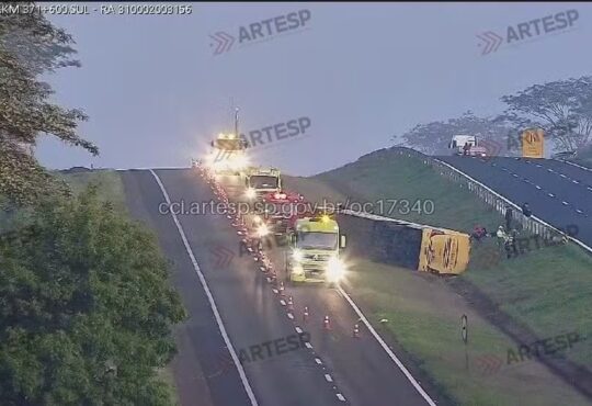 Onibus tomba em rodovia de taquaral artesp