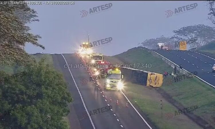 Onibus tomba em rodovia de taquaral artesp