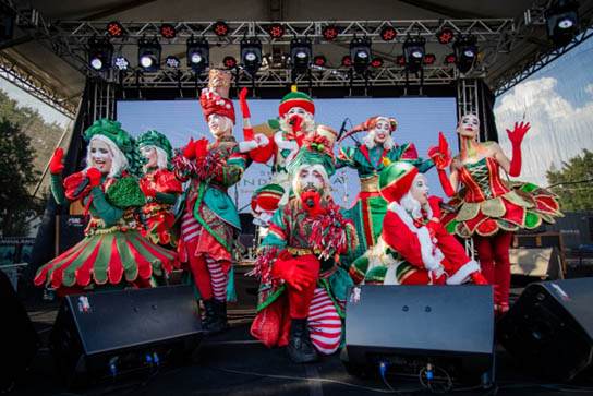 Personagens natalinos preparam a festa para a chegada do noel