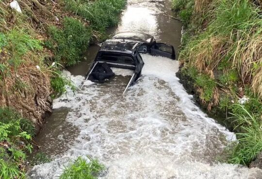 Veiculo cai em corrego em piracicaba