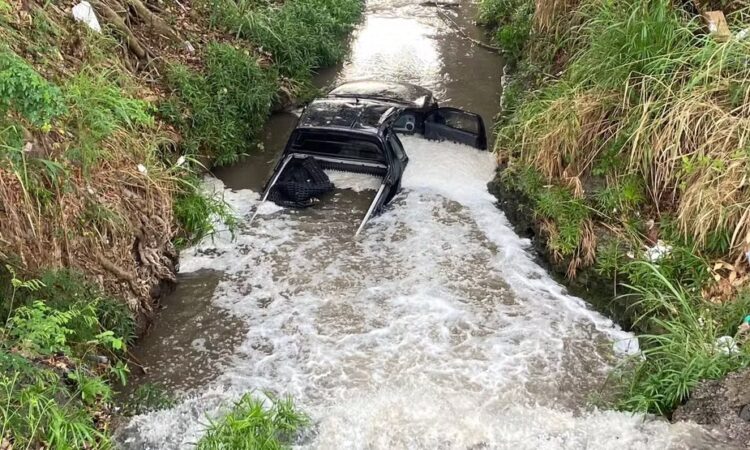 Veiculo cai em corrego em piracicaba