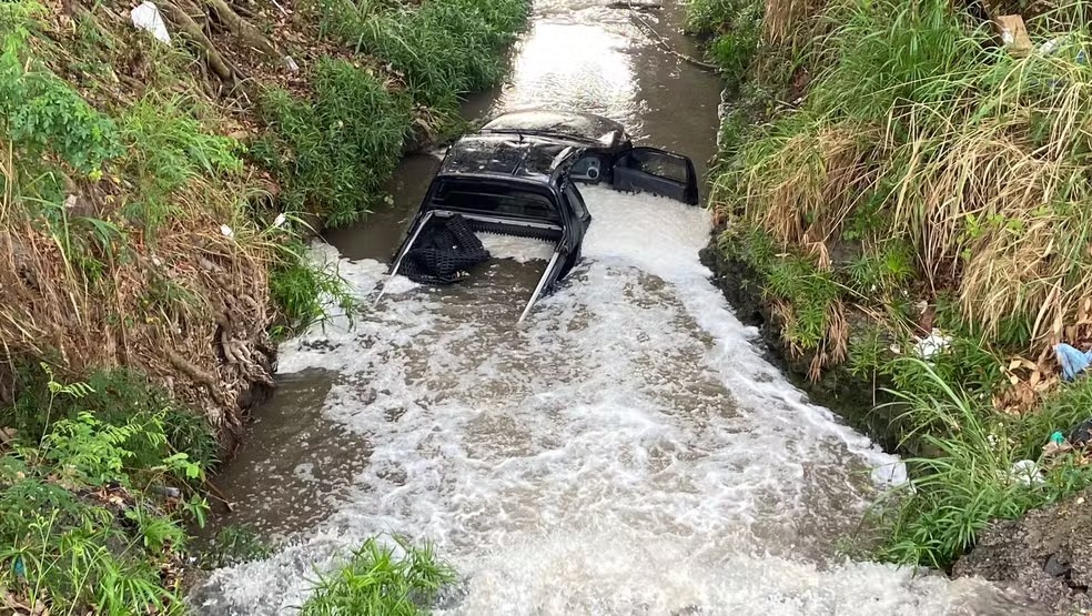 Veiculo cai em corrego em piracicaba