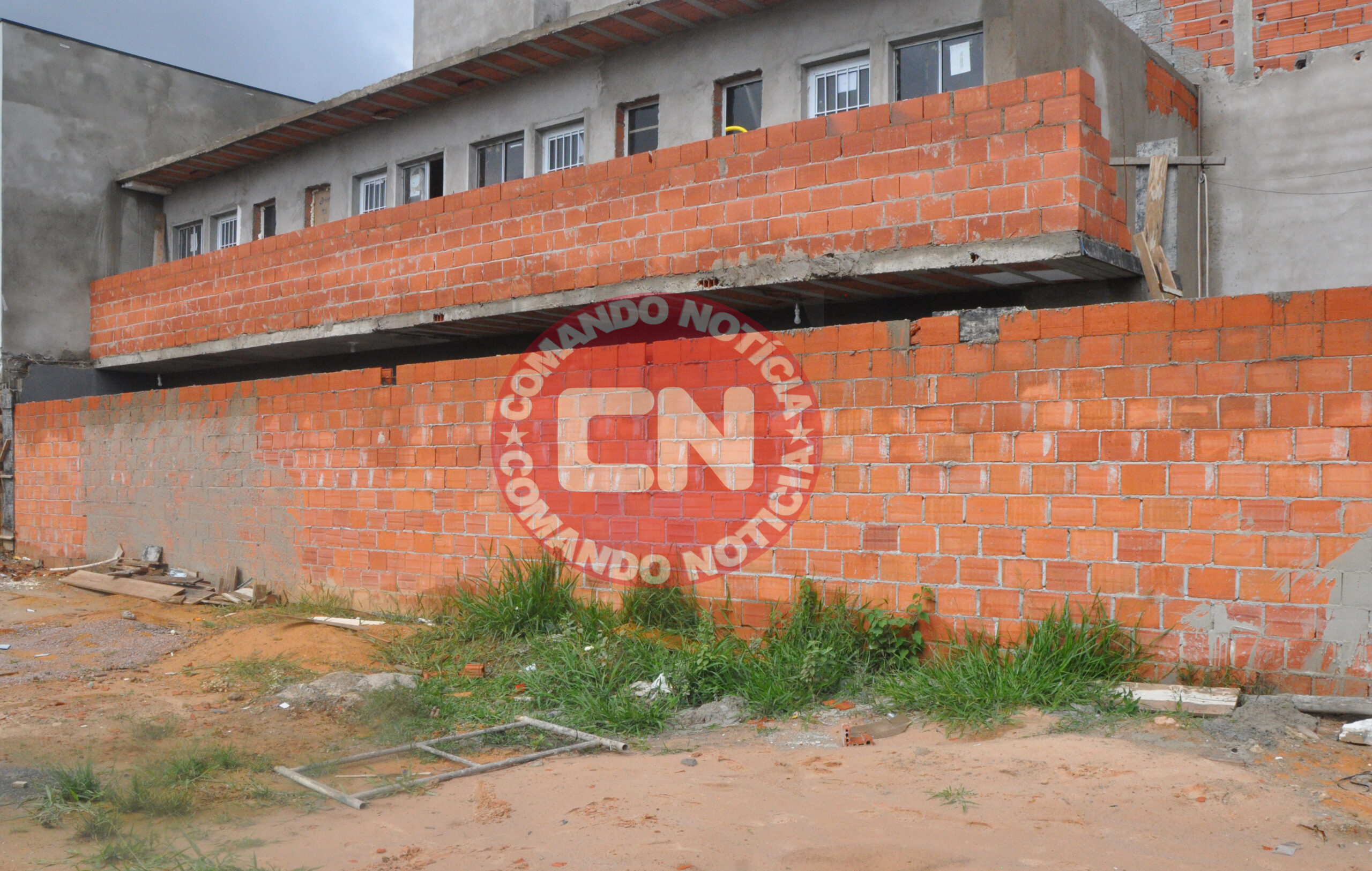 Ajudante cai de laje e morre