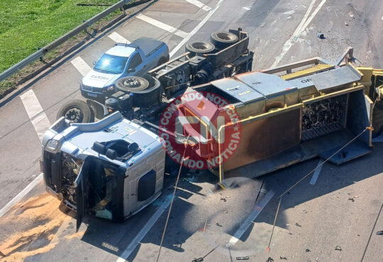 Caminhão tomaba no km 32 sp 75