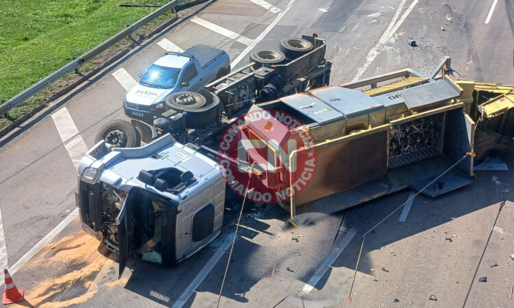 Caminhão tomaba no km 32 sp 75