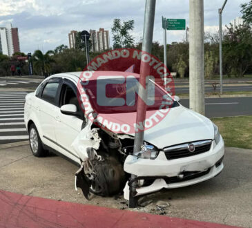 Carro bate no pq ecologico 1