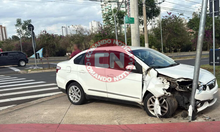 Carro bate no pq ecologico