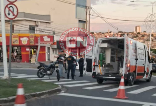 Acidente duas moto ario fere passageira no pé