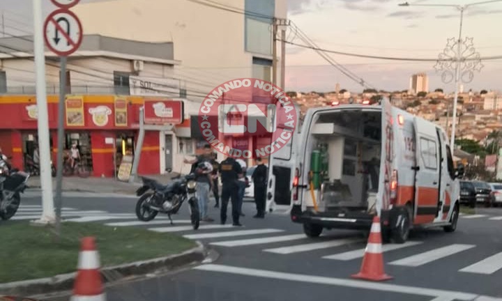Acidente duas moto ario fere passageira no pé